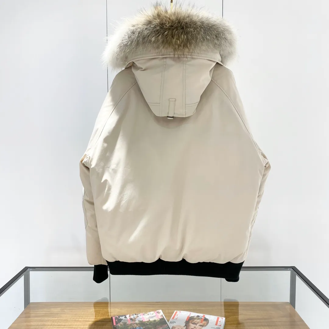 P760 Canada goose/Canada Goose 01 Couple Expedition Parka Down Jacket, authentic original version, you need to compare with the original to check it out at any time, all accessories are customized from the original factory 💯The softness and hardness of the fabric is compared with the original, and it can be restored by kneading at will (fabric misunderstanding: Fabrics with high hardness are not waterproof. Only when you buy the latest authentic version this year will you notice the softness and comfort of the fabric) 💯The down is synchronized with the authentic white duck down, fluffy and not lumpy. Electronically controlled velvet filling machine 💯Customized zippers with authentic YKK military-grade copper core zipper pullers, high hardness and no jamming 💯The fur collar is purchased from Western Canada coyote skin original customization 💯All workmanship and wiring are controlled by workers with more than ten years of experience. They must be horizontal and vertical, and are not allowed to twist. The inner wiring density is more sophisticated. Feel free to compare 💯Big goose label Collar label Washed label Hangtag Zipper cord Pocket label Back label, collar velvet, Velcro fasteners, cuffs, all details are updated simultaneously with genuine products. The best version, the most complete color matching, all kinds of battle products. Color: off-white, black, charcoal gray, navy blue, red, blue. Size: XS-XXL